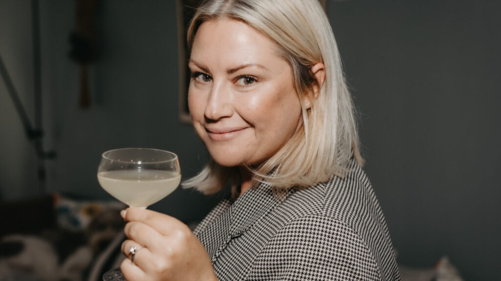 Anna Marxen holding a glass of hernö Cocktail